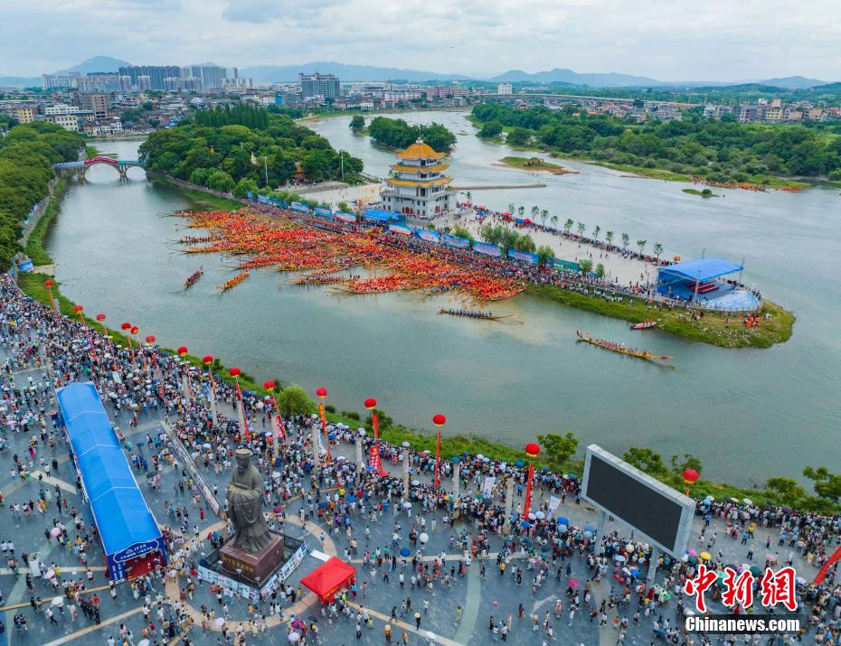 Hunan: 172 barche in gara per festeggiare la Festa delle barche drago