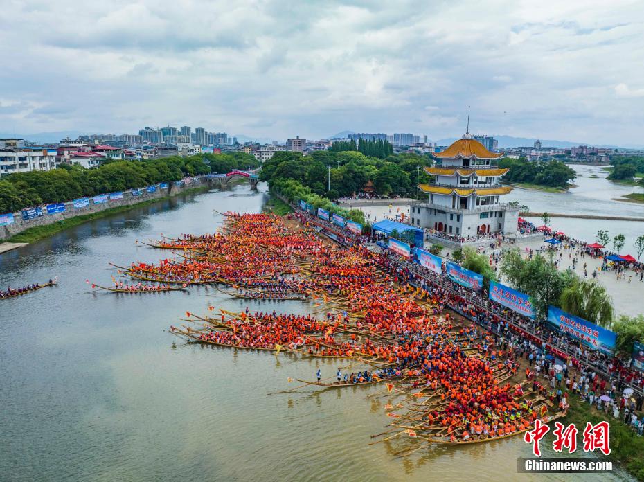 Hunan: 172 barche in gara per festeggiare la Festa delle barche drago