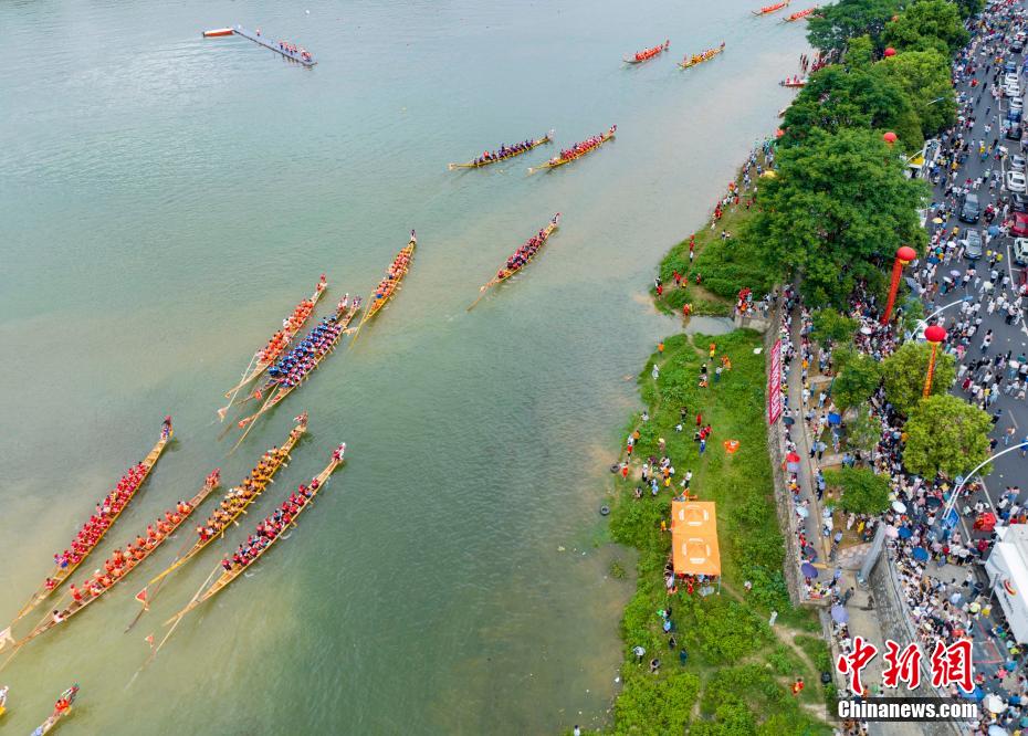 Hunan: 172 barche in gara per festeggiare la Festa delle barche drago