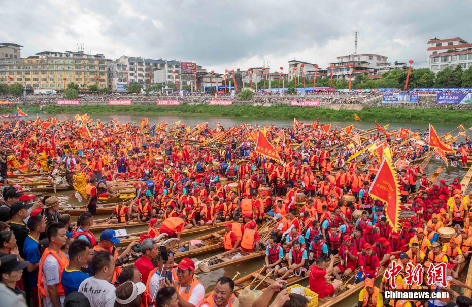 Hunan: 172 barche in gara per festeggiare la Festa delle barche drago