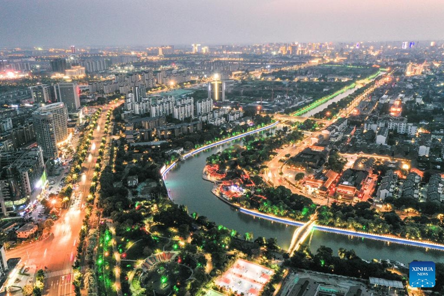 Vista aerea notturna del Canal Grande a Yangzhou, nella provincia del Jiangsu, Cina orientale. (14 giugno 2023 - Xinhua/Yang Lei)