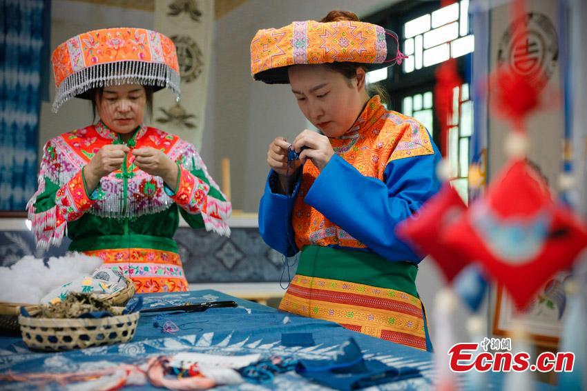 Le donne di etnia Miao preparano sacchetti profumanti per celebrare la Festa delle barche drago