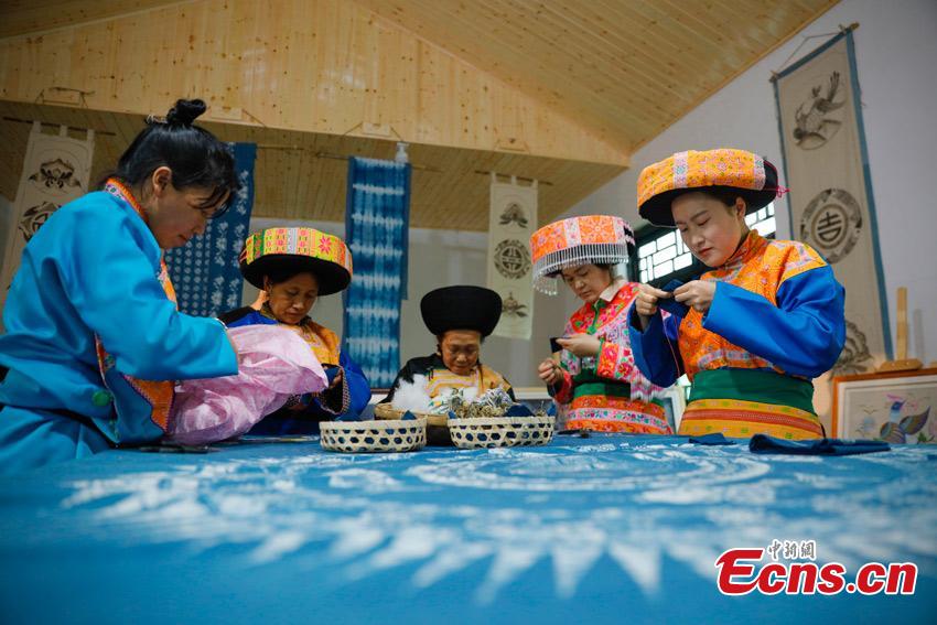 Le donne di etnia Miao preparano sacchetti profumanti per celebrare la Festa delle barche drago