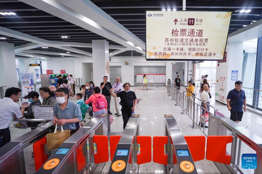 Passeggeri alla stazione Huaqiao della linea 11 della metropolitana di Suzhou nella città di Kunshan, nella provincia del Jiangsu. (24 giugno 2023 - Xinhua/Li Bo)