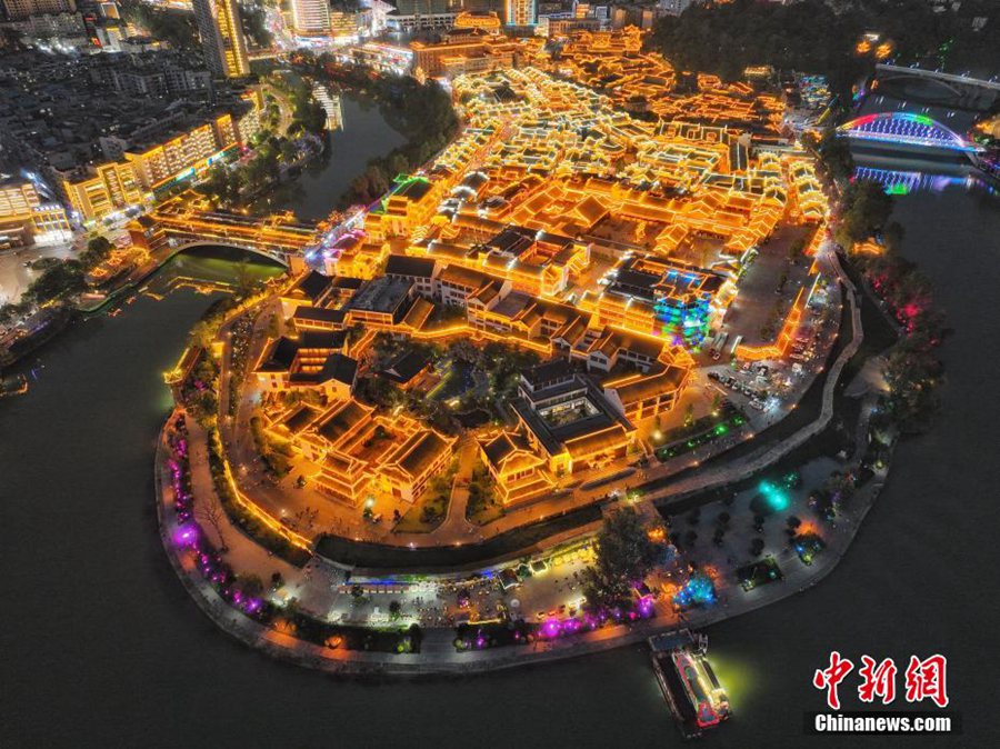 Vista notturna della zona culturale e turistica di Zhongnanmen, città di Tongren, provincia del Guizhou. (25 giugno 2023 - Foto/China News Service)