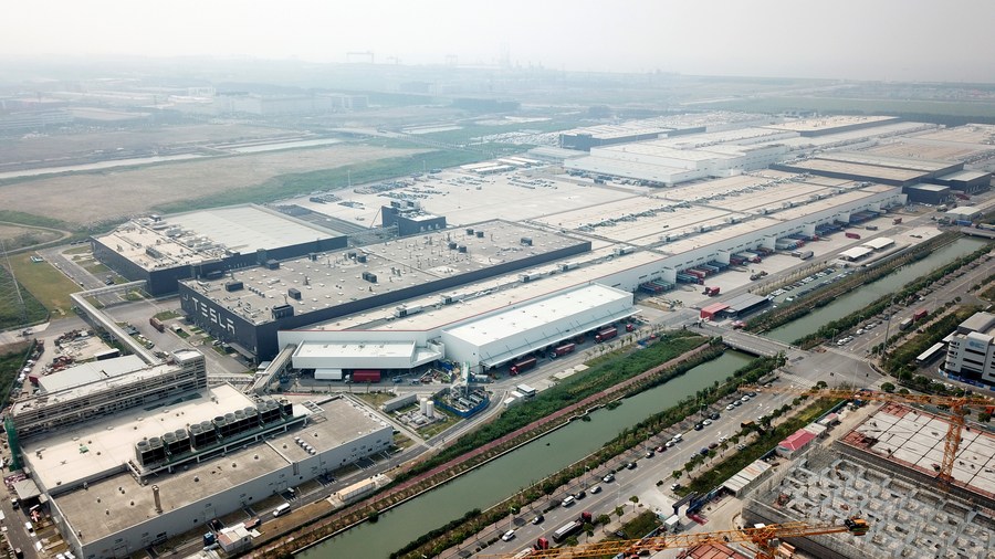 Vista aerea della Tesla Gigafactory nella nuova area di Lingang della zona pilota di libero scambio di Shanghai. (20 agosto 2022 - Xinhua/Jin Liwang)