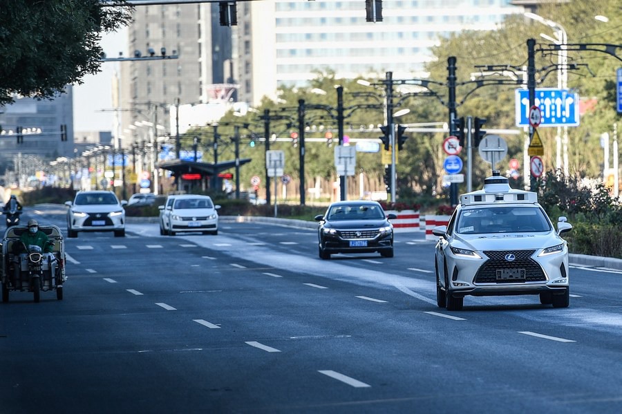 Un veicolo a guida autonoma (primo a destra) è in prova senza conducente su una strada a Yizhuang, Beijing, capitale della Cina. (19 ottobre 2021 - Xinhua/Peng Ziyang)