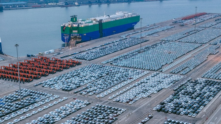 Vista aerea dei veicoli in attesa di essere imbarcati al porto di Yantai, nella provincia dello Shandong, Cina orientale. (18 gennaio 2023 - Xinhua/ZhuZheng)