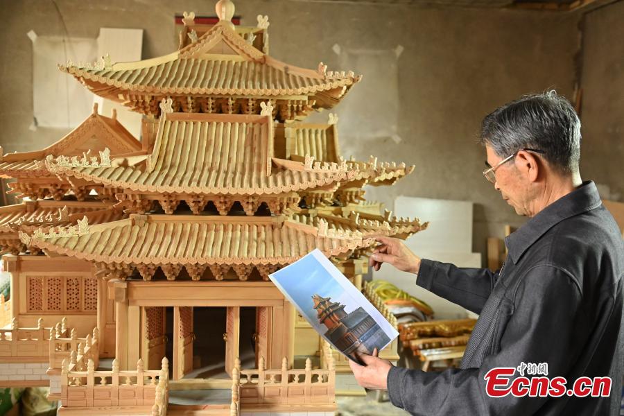 Artigiano di 70 anni crea la torretta in miniatura del Museo del Palazzo