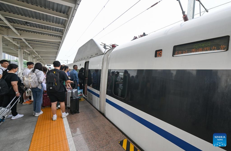 Una nuova ferrovia ad alta velocità collega Hong Kong e Chengdu