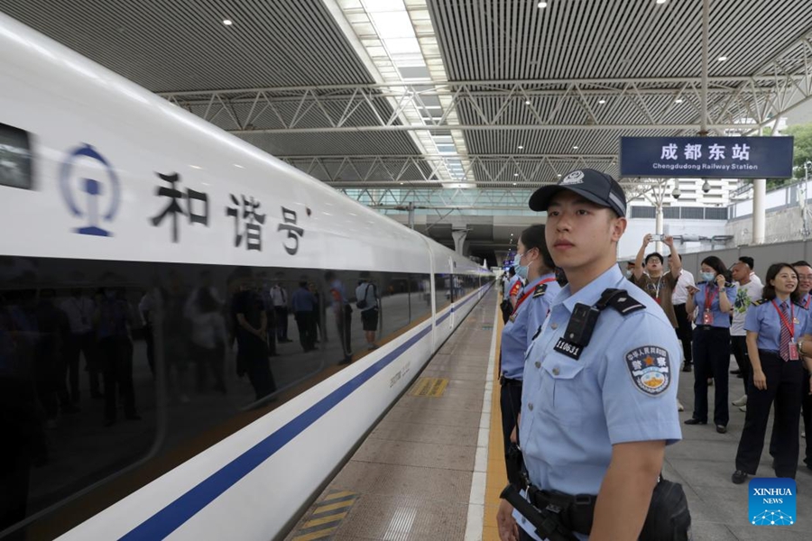 Una nuova ferrovia ad alta velocità collega Hong Kong e Chengdu