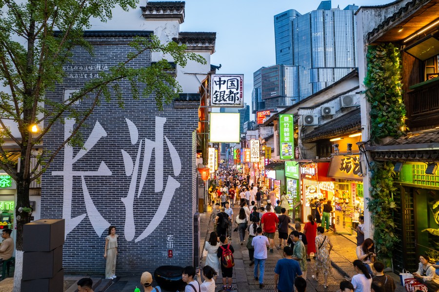 Turisti visitano la vecchia strada di Taiping a Changsha, nella provincia cinese centrale dello Hunan. (7 giugno 2023 - Xinhua/Chen Sihan)