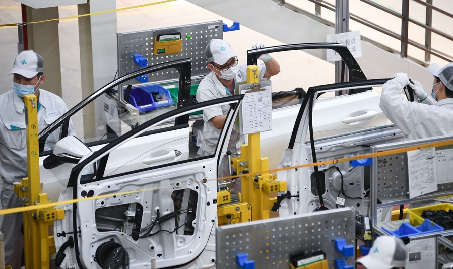 Membri del personale assemblano le porte presso la catena di montaggio di GAC Aion, filiale NEV di Guangzhou Automobile Group Co., Ltd. (GAC Group). (24 febbraio 2023 - Xinhua/Deng Hua)