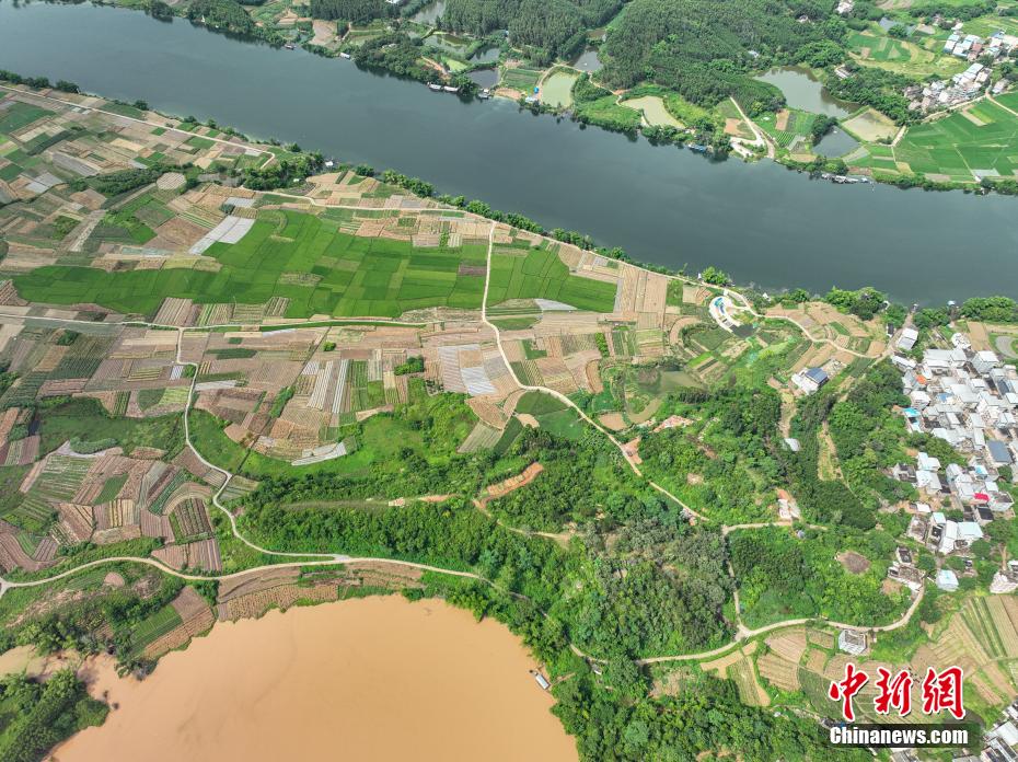 Guangxi: scena spettacolare del fiume bicolore