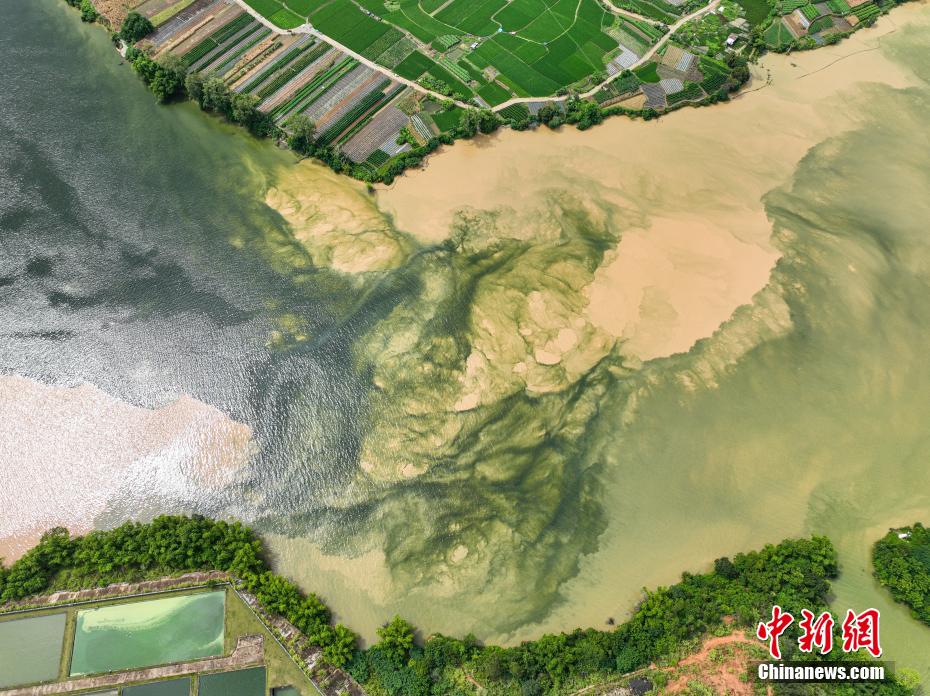 Guangxi: scena spettacolare del fiume bicolore