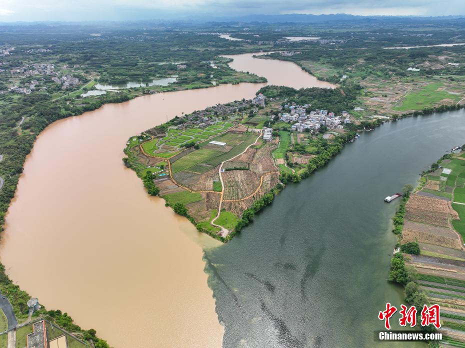 Guangxi: scena spettacolare del fiume bicolore