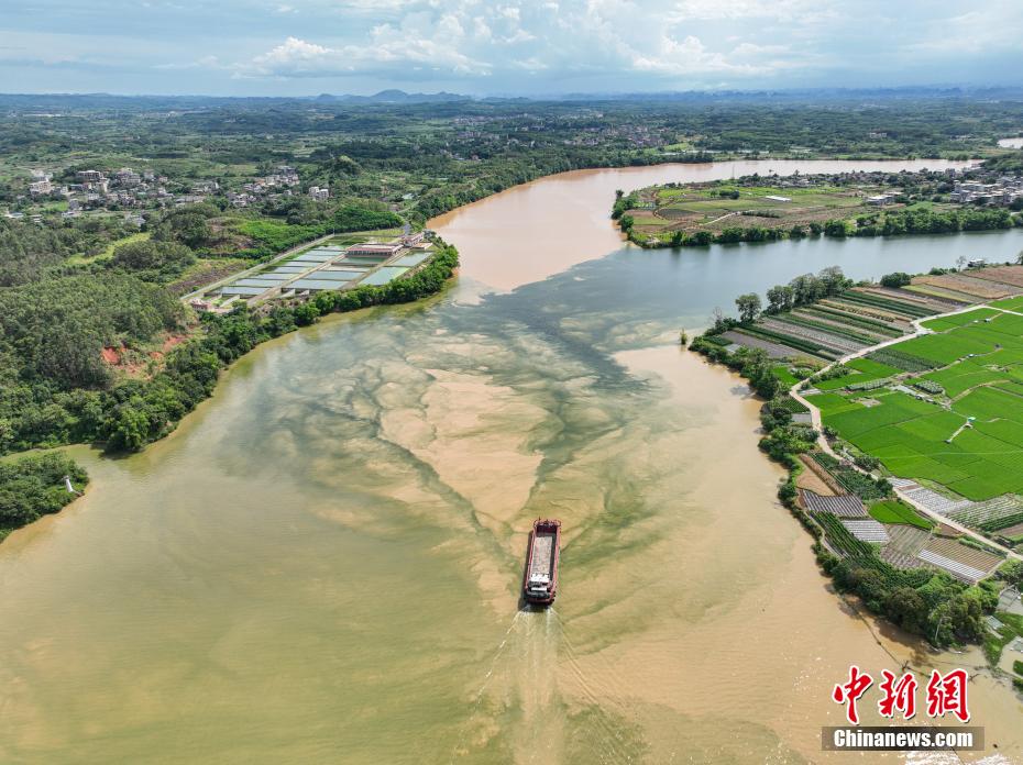 Guangxi: scena spettacolare del fiume bicolore