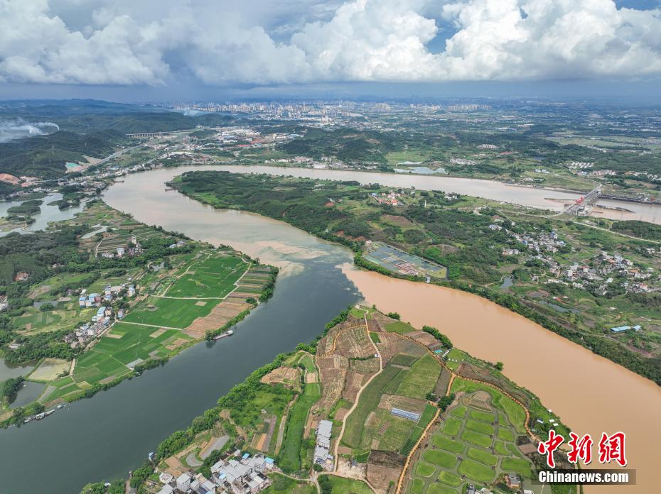 Guangxi: scena spettacolare del fiume bicolore