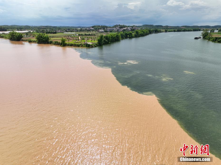 Guangxi: scena spettacolare del fiume bicolore