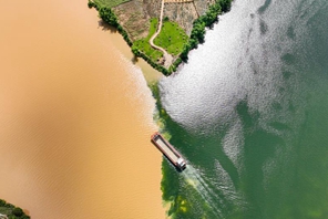 Guangxi: scena spettacolare del fiume bicolore