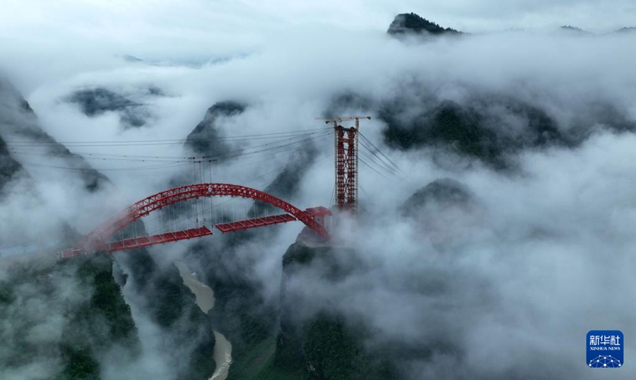 Hefeng, Hubei: prossima la posa delle travi d'acciaio del Grande Ponte sul fiume Loushui