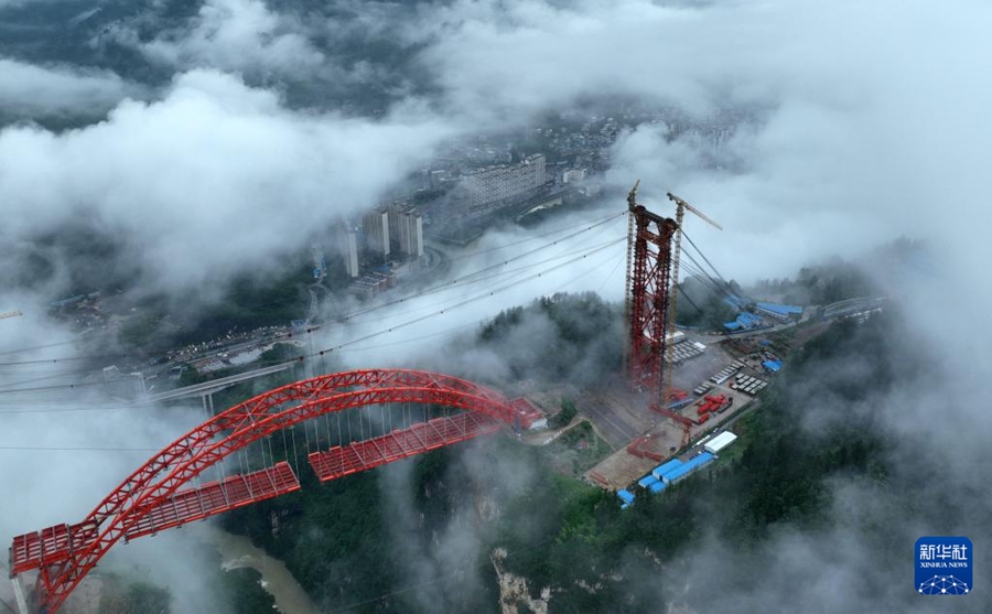 Hefeng, Hubei: prossima la posa delle travi d'acciaio del Grande Ponte sul fiume Loushui