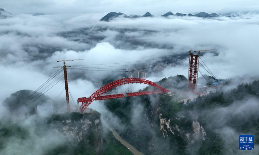 Il Grande Ponte sul fiume Loushui in costruzione. (10 luglio 2023 – Xinhua/Yang Shunpi)