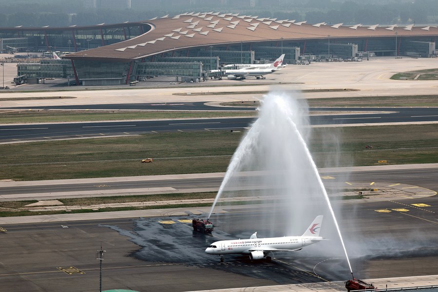 Cerimonia di inaugurazione per un aereo passeggeri di grandi dimensioni C919, il primo aereo di sviluppato autonomamente della Cina, all'aeroporto di Beijing-Capitale. (28 maggio 2023 - Wang Yang/Xinhua)