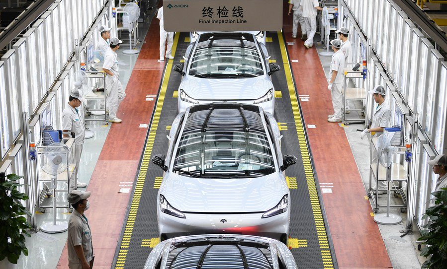 Linea di ispezione finale presso l'officina di assemblaggio generale di GAC Aion New Energy Automobile Co., Ltd. a Guangzhou. (3 luglio 2023 - Xinhua/Deng Hua)