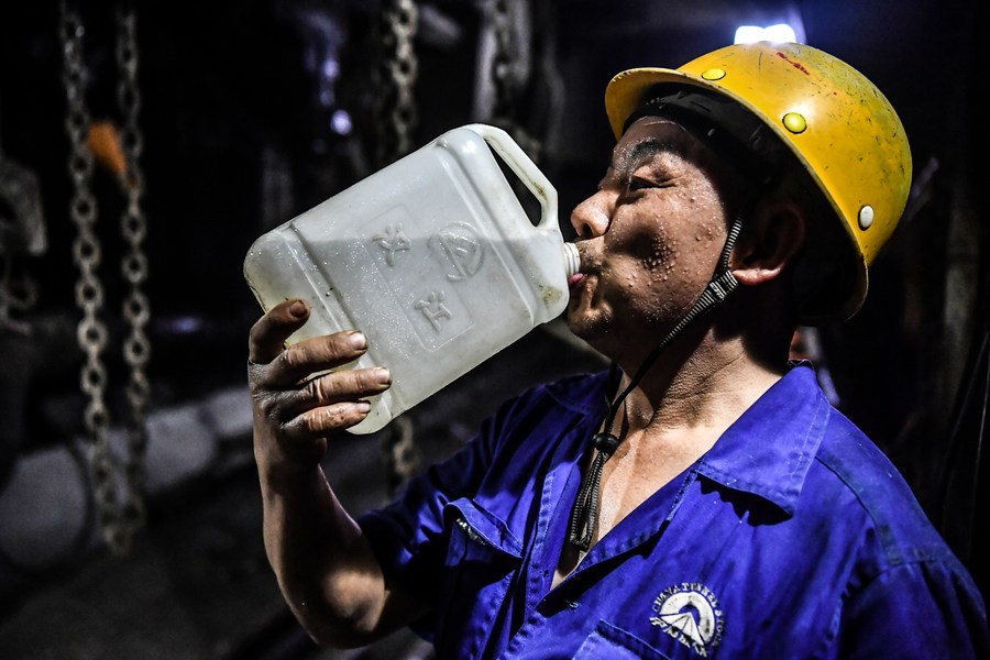 Un operaio beve acqua nel cantiere a 1.840 metri sotto le montagne Qinling nella provincia dello Shaanxi. (18 novembre 2020 - Xinhua/Liu Xiao)