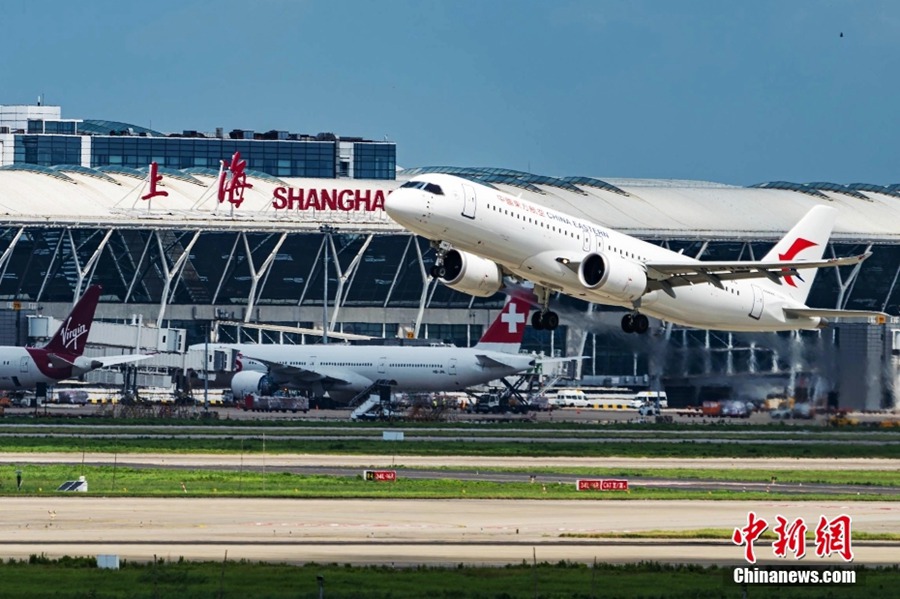 Il secondo C919 decolla dall'aeroporto Pudong di Shanghai, 16 luglio 2023. 