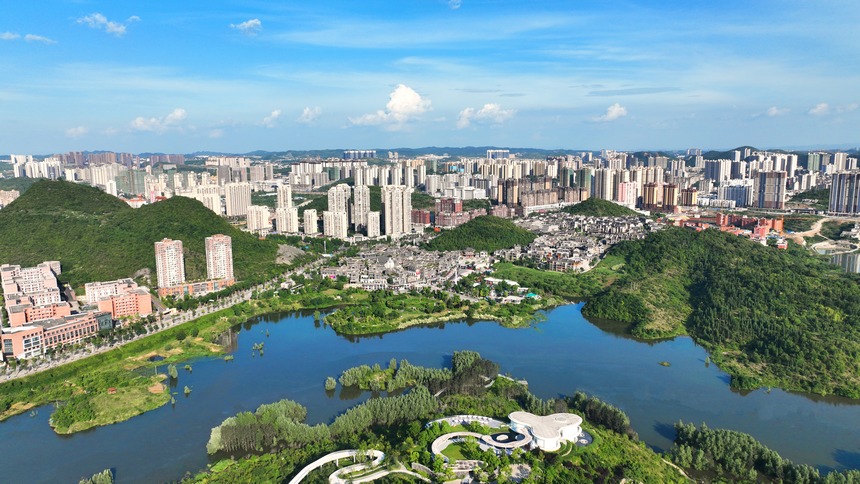 Area urbana di Qingzhen,  lungo il fiume Laoma. (Quotidiano del Popolo/Bao Kai)