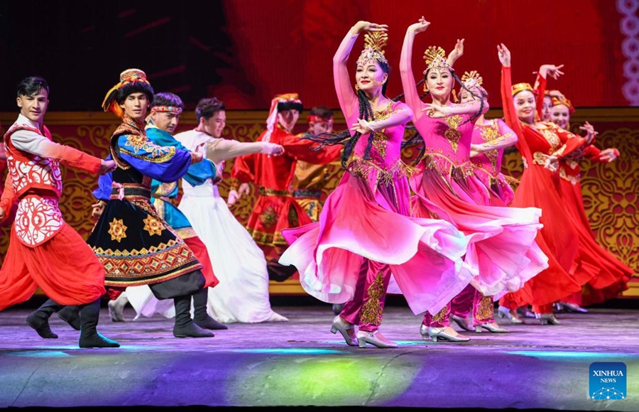 Oltre 1.000 artisti portano i classici al festival di danza dello Xinjiang