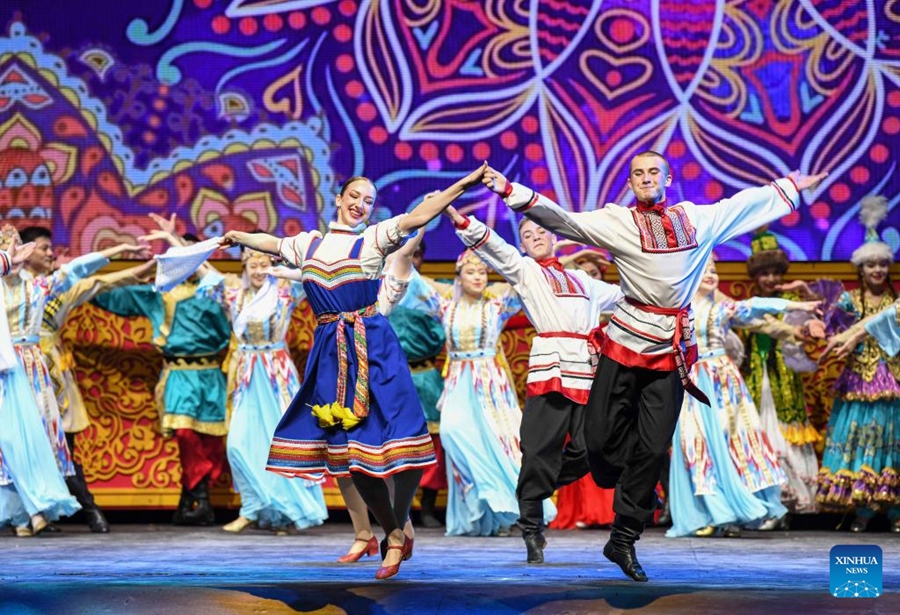 Oltre 1.000 artisti portano i classici al festival di danza dello Xinjiang