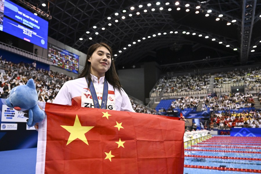 Zhang Yufei della Cina dopo la cerimonia di premiazione per i 100 m farfalla femminili ai Campionati mondiali di nuoto a Fukuoka, in Giappone. (24 luglio 2023 - Xinhua/Xu Chang)