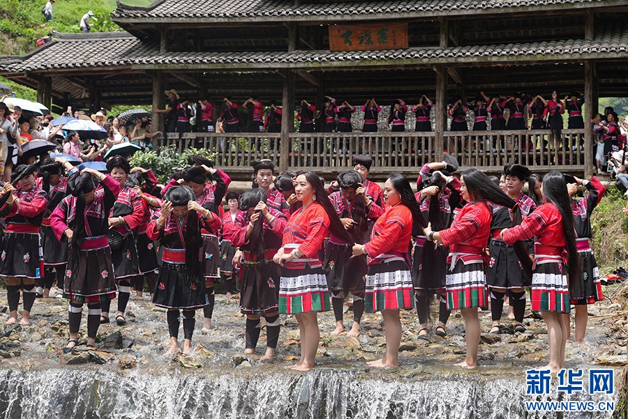 Guangxi, una festività etnica per asciugare i panni