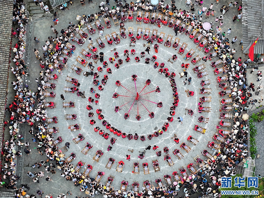 Guangxi, una festività etnica per asciugare i panni