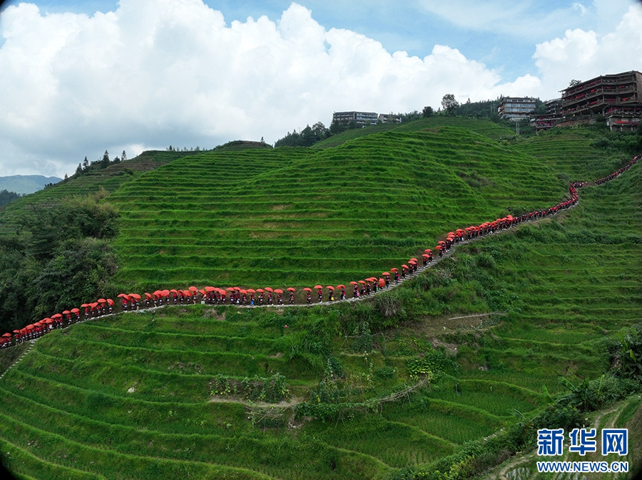 Guangxi, una festività etnica per asciugare i panni