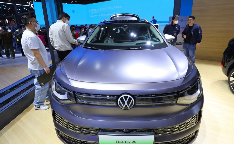 Una SAIC Volkswagen ID.6 X esposta alla XX Esposizione internazionale dell'industria automobilistica di Shanghai. (24 aprile 2023 - Xinhua/Fang Zhe)