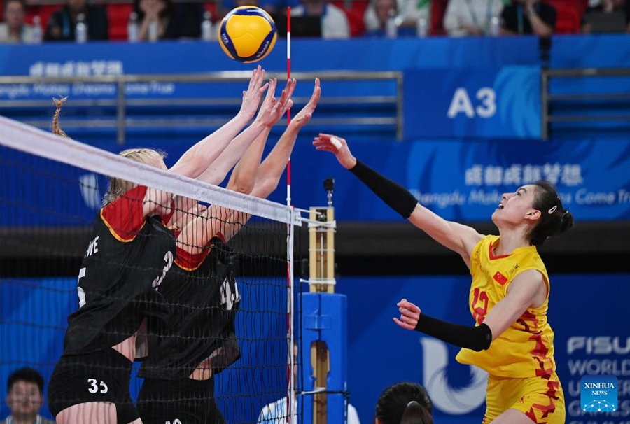 Miao Yiwen (destra) della Cina lancia la palla durante la partita preliminare di pallavolo femminile del girone B tra Cina e Germania ai XXXI Giochi Universitari Mondiali Estivi FISU a Chengdu, nella provincia del Sichuan. (30 luglio 2023 - Xinhua/Xu Bingjie)