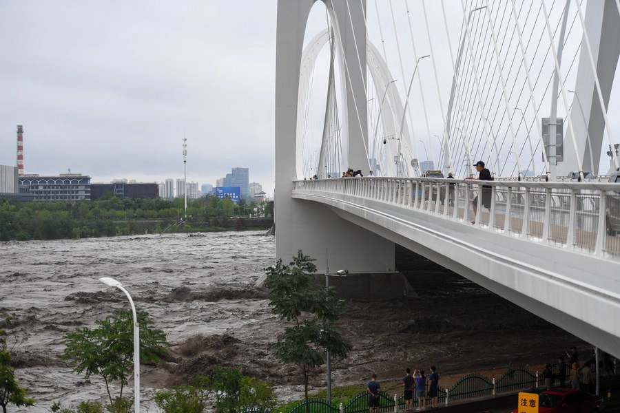 Il fiume Yongding in piena sotto il nuovo ponte Shougang di Beijing, capitale della Cina. (31 luglio 2023 - Xinhua/Ju Huanzong)