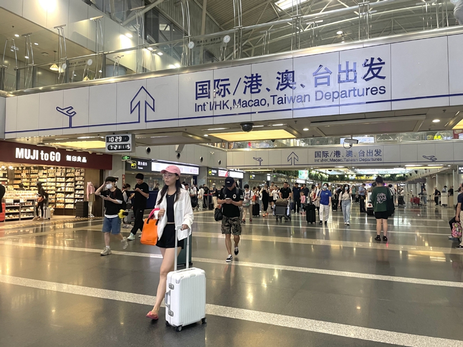 Passeggeri all'aeroporto internazionale di Beijing. (18 luglio 2023 - Li Yang/China Daily)