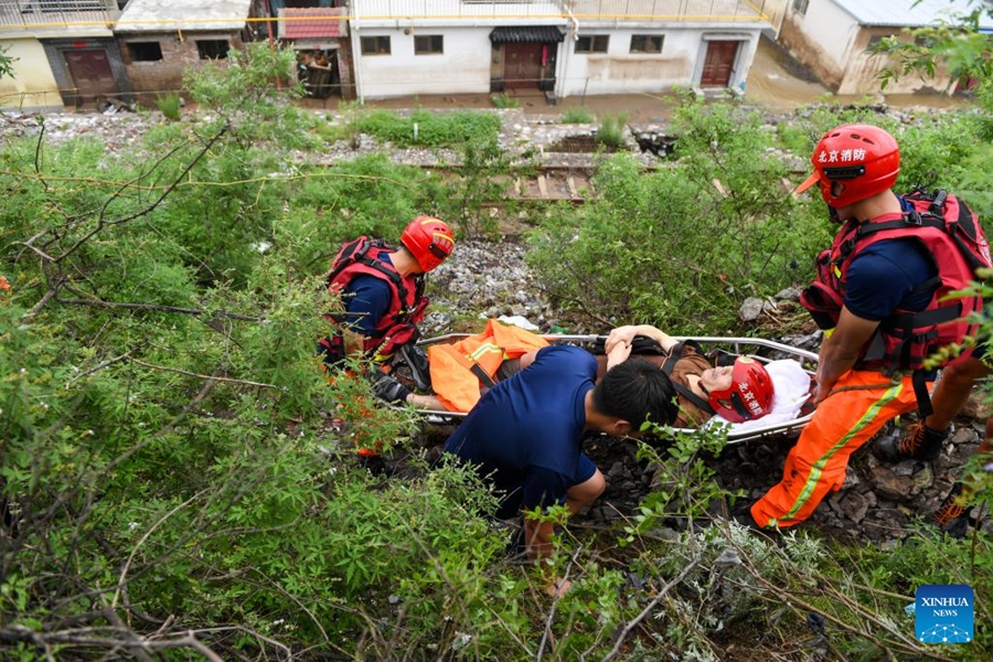 Soccorso in corso nei quartieri colpiti dalle inondazioni di Beijing