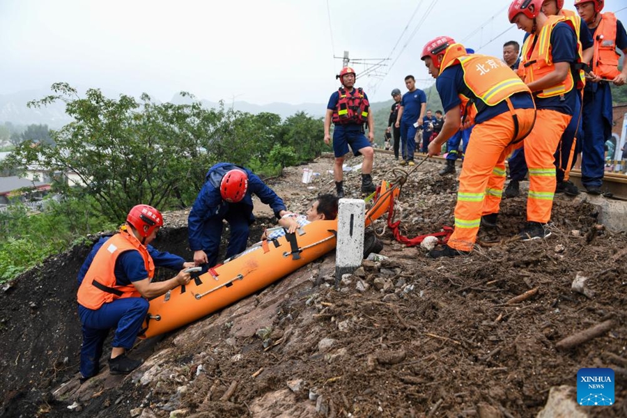 Soccorso in corso nei quartieri colpiti dalle inondazioni di Beijing