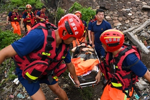 Soccorso in corso nei quartieri colpiti dalle inondazioni di Beijing