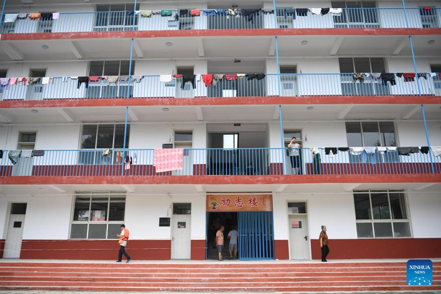 Un rifugio temporaneo in una scuola media a Zhuozhou. (3 agosto 2023 – Xinhua/Mu Yu)