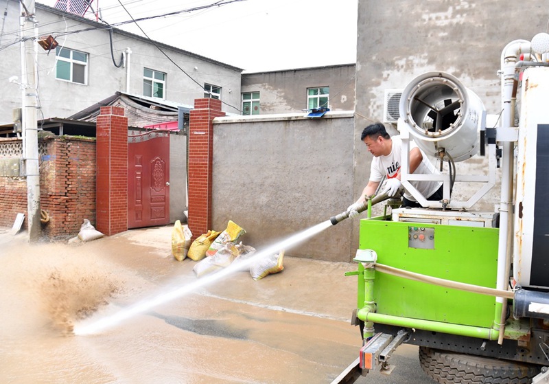 Il personale è impegnato nella disinfezione dell'ambiente per prevenire la possibile diffusione di malattie dopo l'alluvione. 