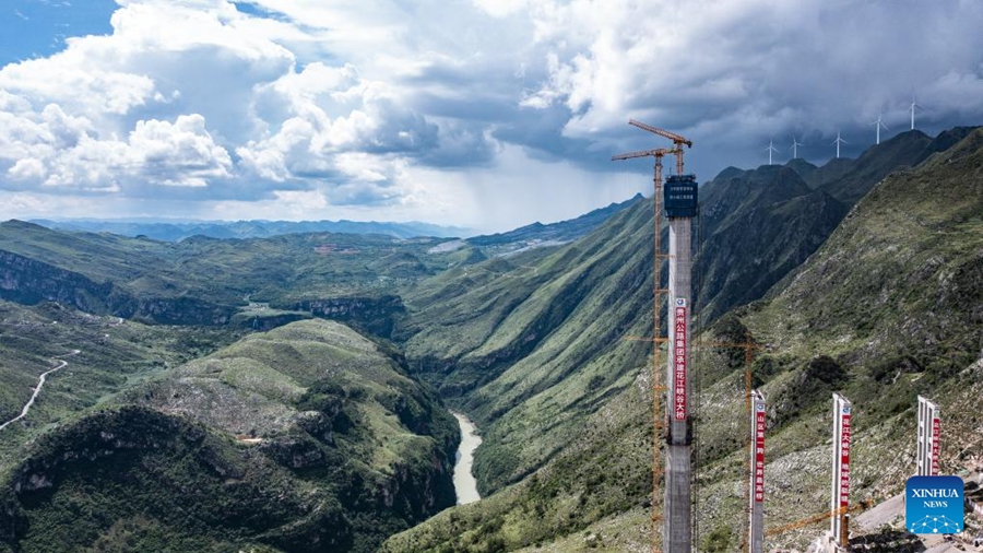 Il cantiere del grande ponte del Canyon Huajiang nella provincia del Guizhou, nel sud-ovest della Cina. (2 agosto 2023 - Xinhua/Tao Liang)