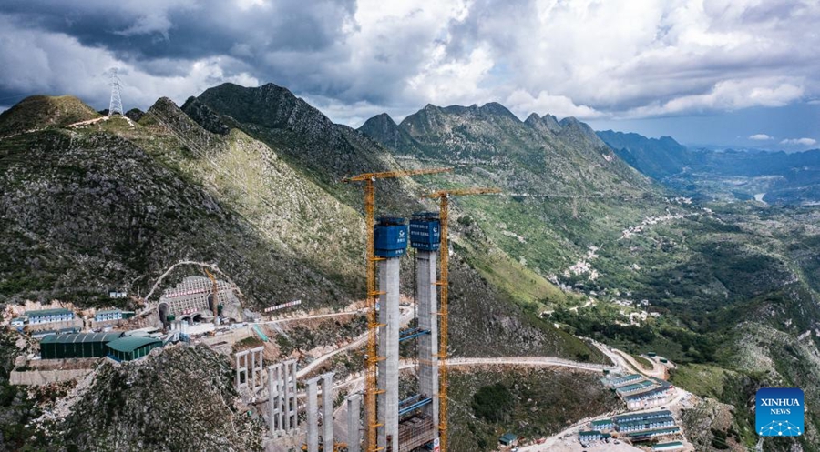 Il grande ponte del Canyon Huajiang in costruzione diventerà il più alto del mondo