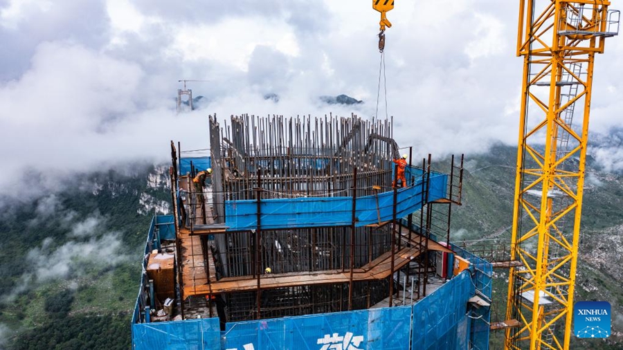 Il grande ponte del Canyon Huajiang in costruzione diventerà il più alto del mondo